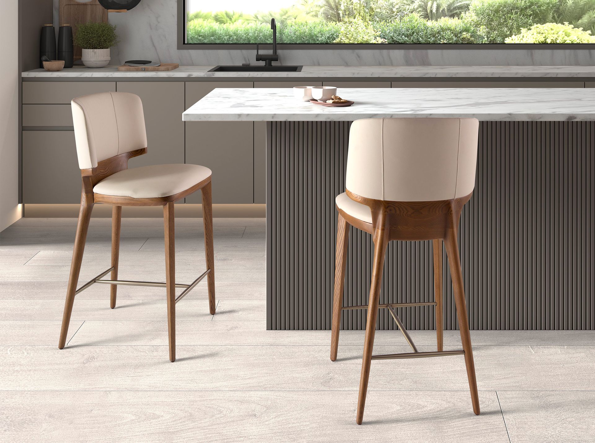Sgabello in similpelle color crema