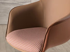 Sedia girevole in tessuto marrone terracotta e beige e similpelle marrone