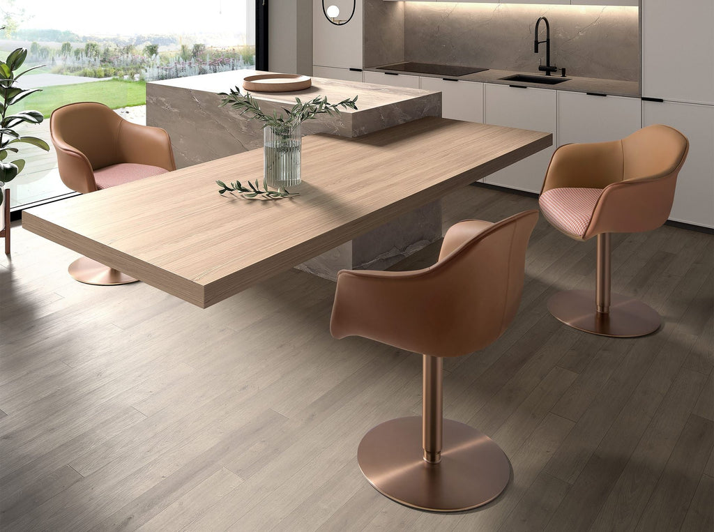 Sedia girevole in tessuto marrone terracotta e beige e similpelle marrone