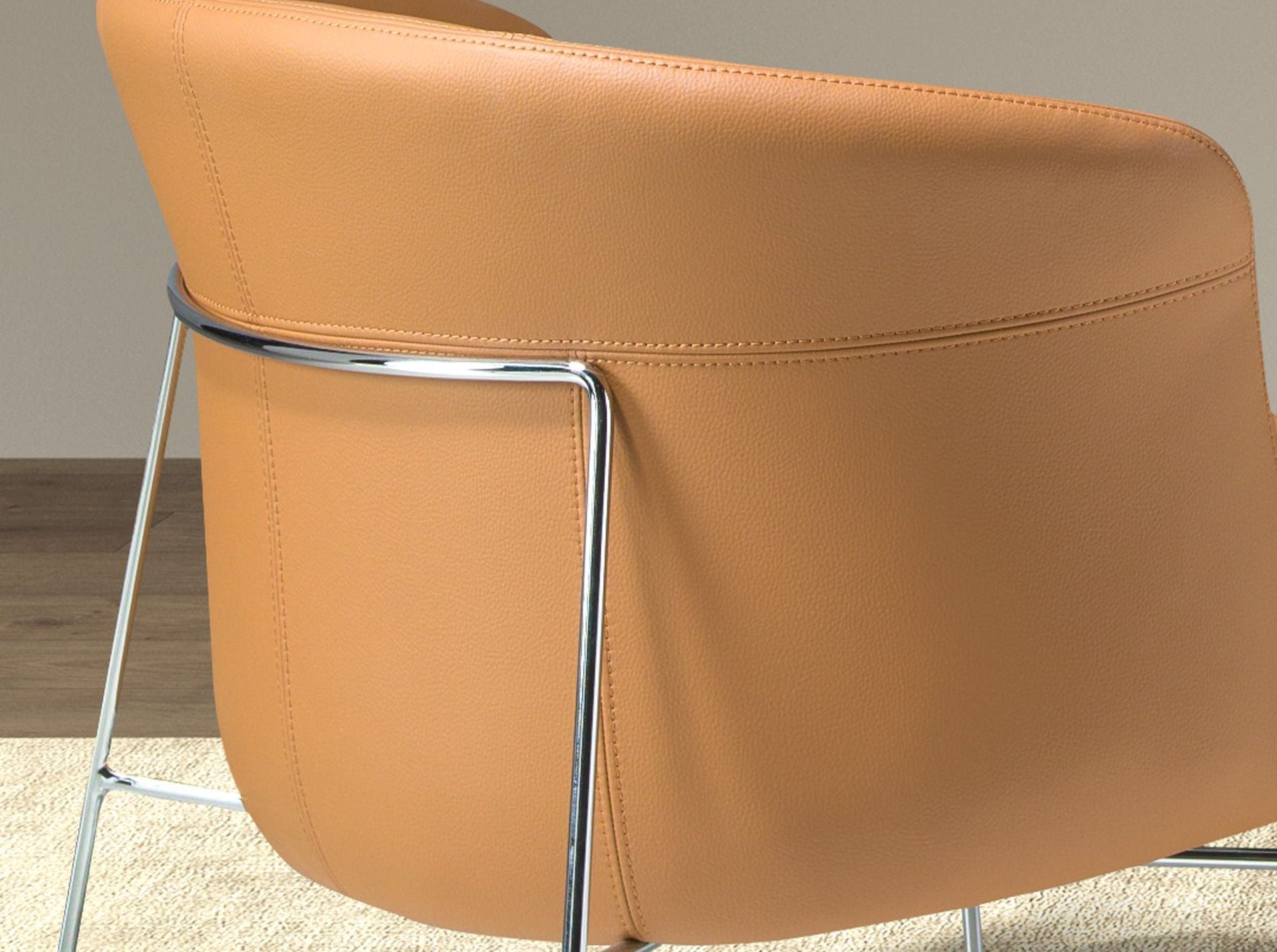 Poltrona rivestita in similpelle marrone