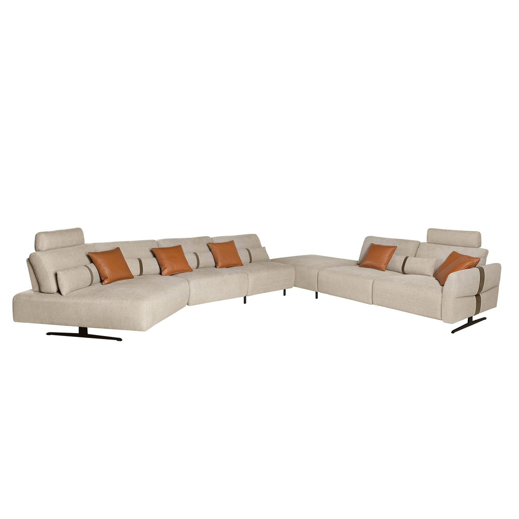 Divano modulare con chaise longue a sinistra e funzione relax in tessuto color sabbia