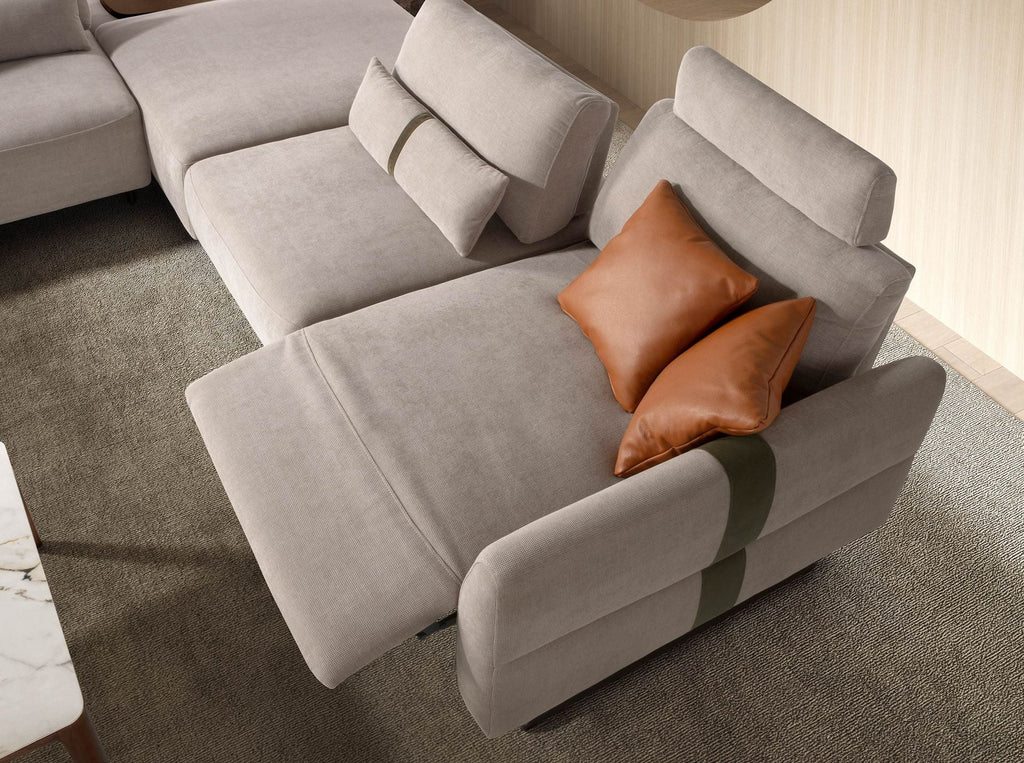 Divano modulare con chaise longue a sinistra e funzione relax in tessuto color sabbia