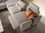 Divano modulare con chaise longue a sinistra e funzione relax in tessuto color sabbia