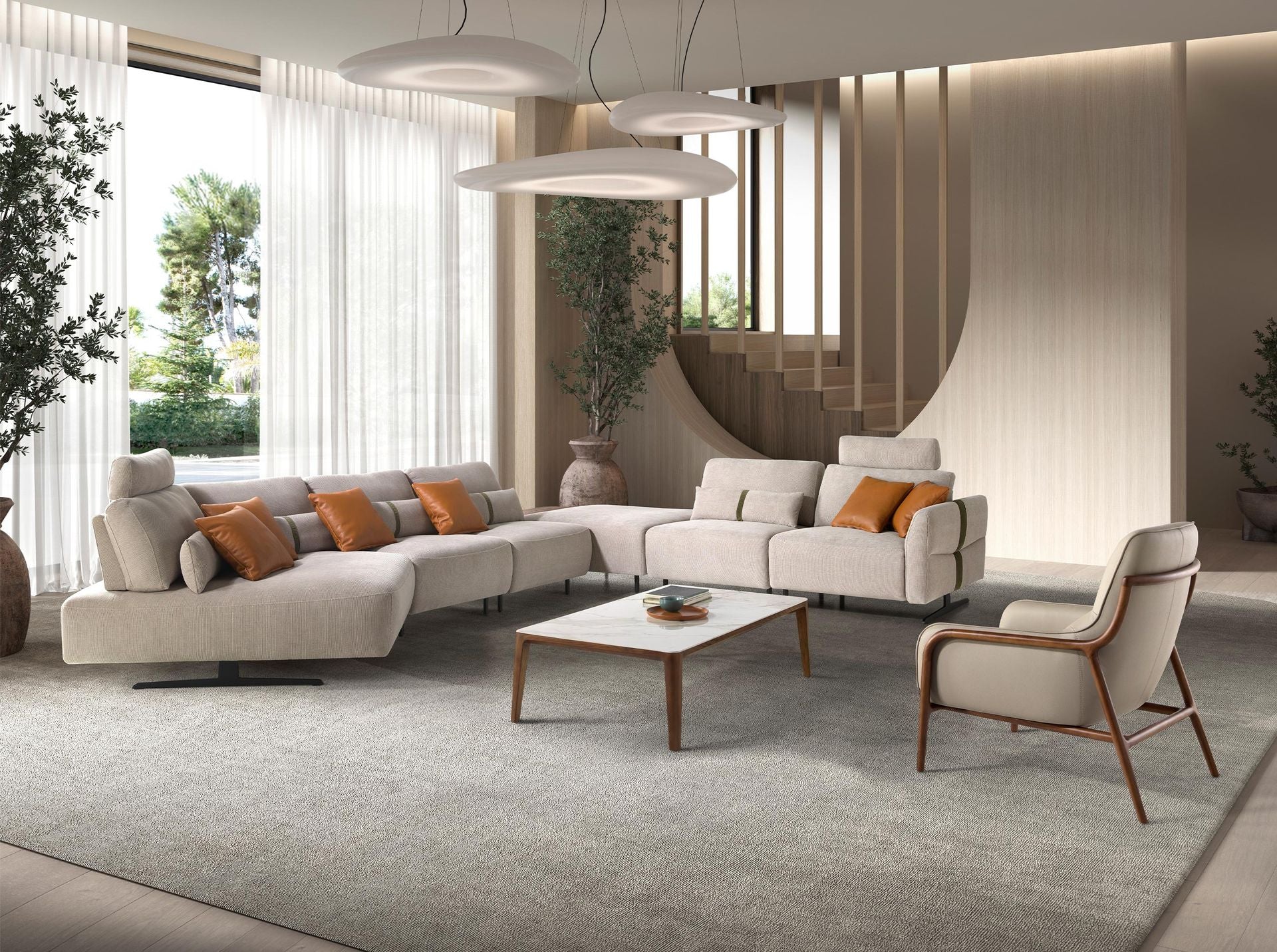 Divano modulare con chaise longue a sinistra e funzione relax in tessuto color sabbia