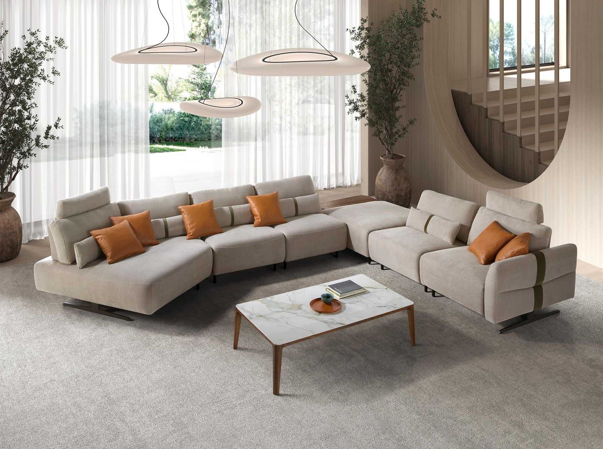Divano modulare con chaise longue a sinistra e funzione relax in tessuto color sabbia