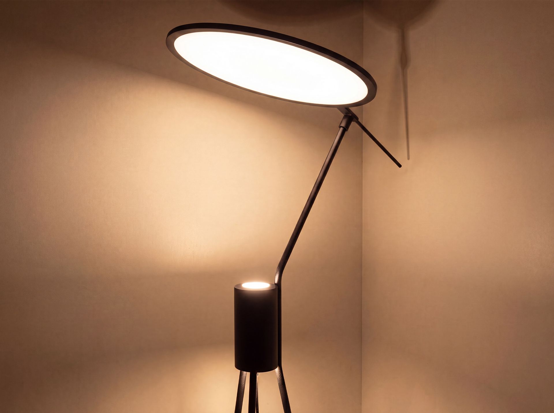 Floor lamp in black steel
