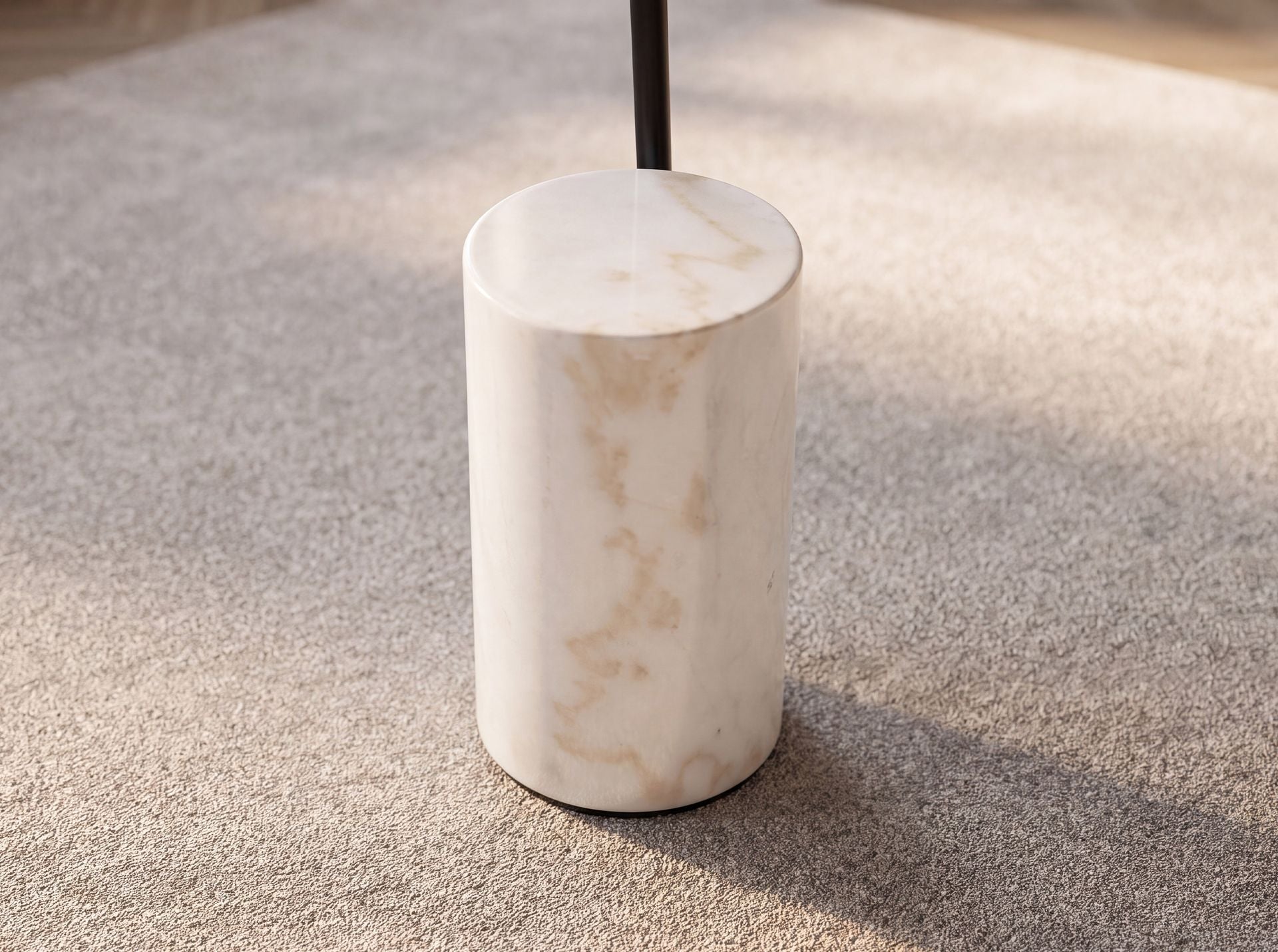 Floor lamp in black steel with porcelain marble base