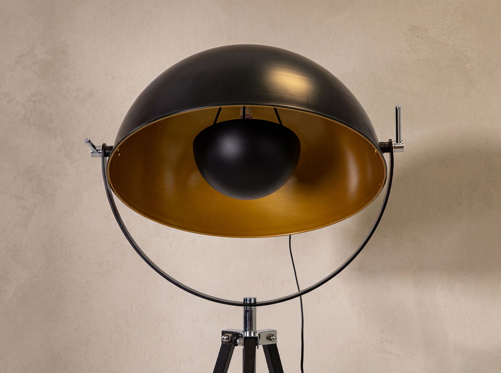 Floor lamp in black steel and polished gold steel