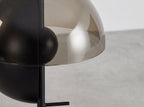 Lampada da tavolo in vetro fumé ambrato e acciaio nero e bianco con base in acciaio nero