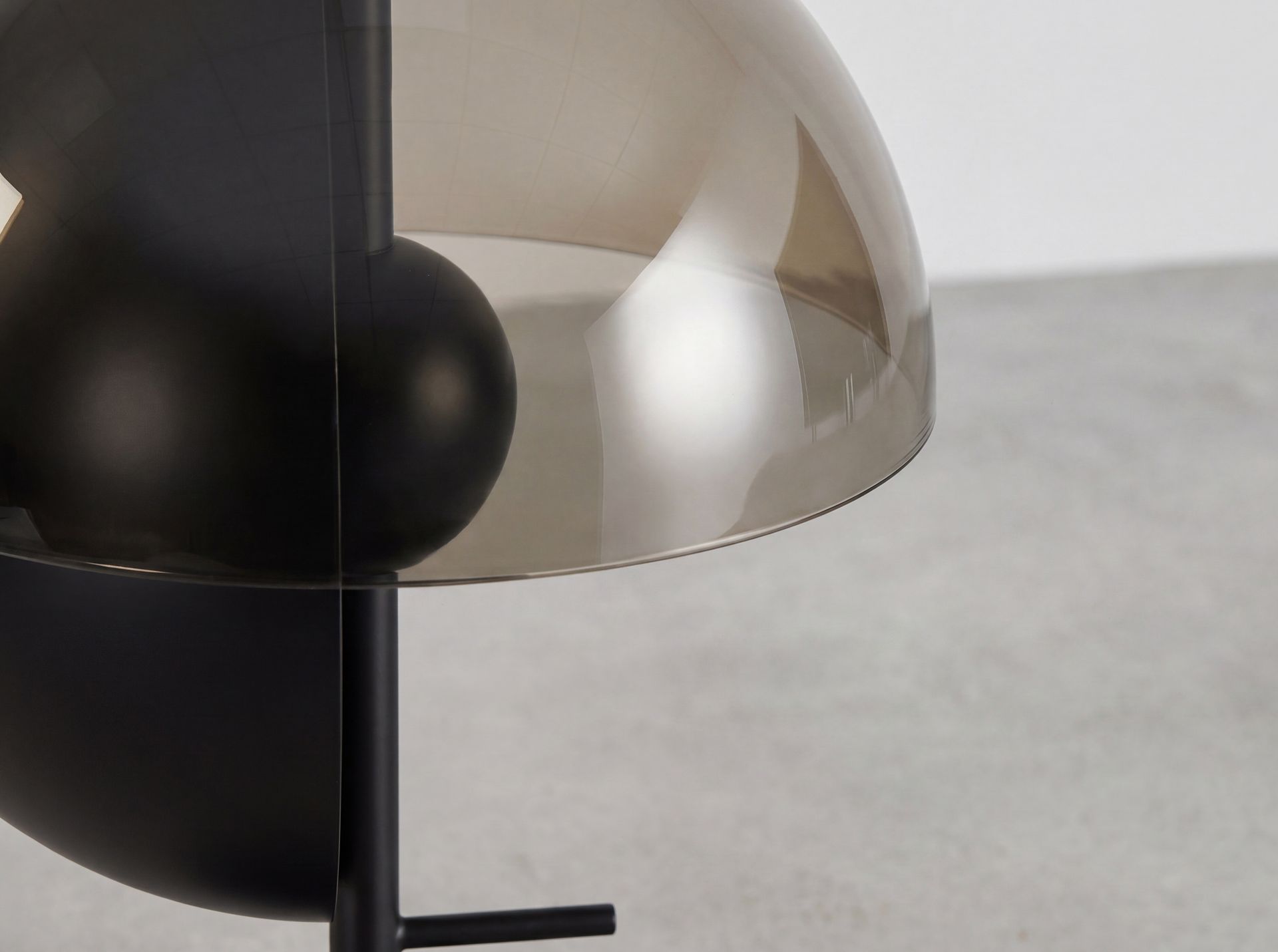 Lampada da tavolo in vetro fumé ambrato e acciaio nero e bianco con base in acciaio nero