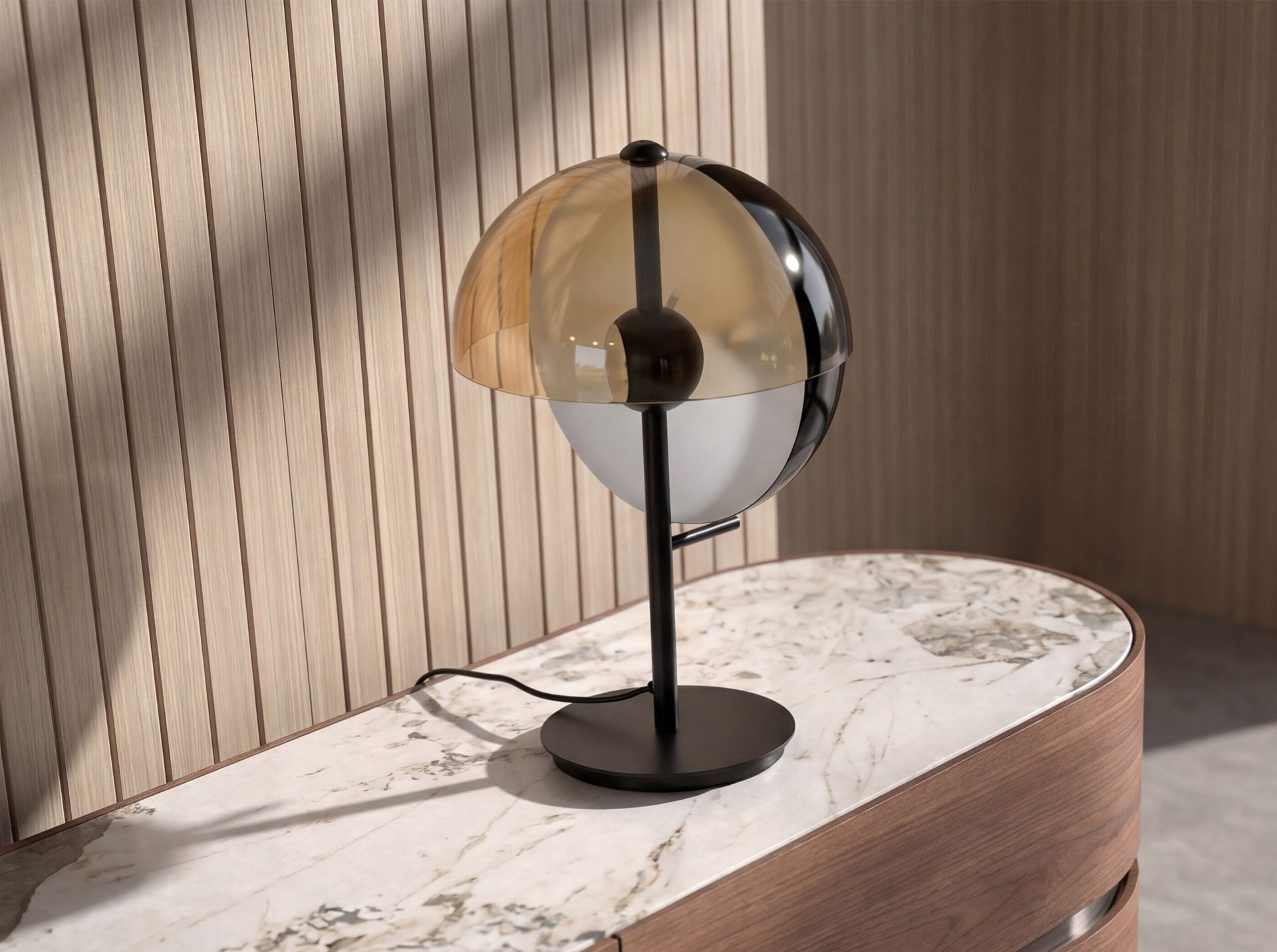 Lampada da tavolo in vetro fumé ambrato e acciaio nero e bianco con base in acciaio nero